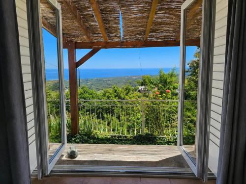 Appartement A Caserella entièrement rénové avec terrasse et vue panoramique sur mer (Appartement A Caserella entierement renove avec terrasse et vue panoramique sur mer) in Valle-di-Campoloro