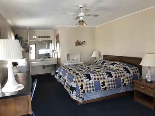 Bambi Motel - image 11