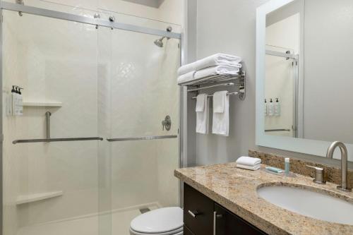 King Studio with Sofa Bed and Adapted Tub - Mobility and Hearing Accessible
