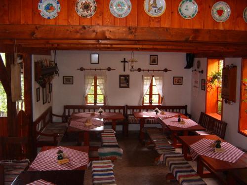 Restorāns, Nefelejcs Vendeghaz Holloko in Holloko