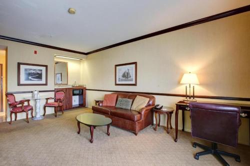 Folk Inn Ontario Airport – Ontario, CA