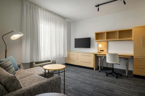 TownePlace Suites by Marriott Phoenix Goodyear - image 2