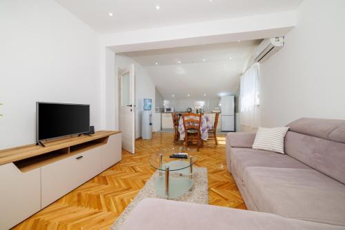 Apartman Lucija – khách sạn tại Crikvenica