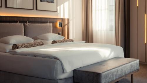 1 king bed, 1 sofa bed
