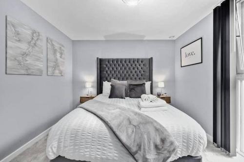 1 Bed Apartment Sleeps 3 with Balcony - image 11