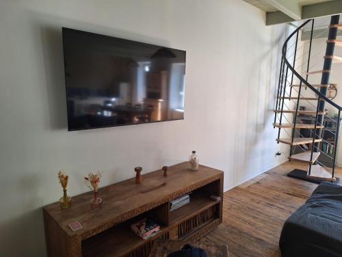 Koplietošanas atpūtas telpa ar TV, La maison COP&CO in Murat-sur-Vebre