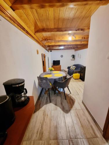 Apartment and room Babe Mare in Krivi Put