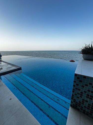 Yüzme havuzu, Beachside 2BR Retreat in Durrat Marina in Sakhir