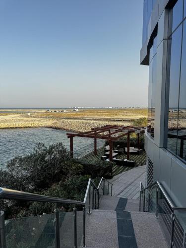 Balkon/teras, Beachside 2BR Retreat in Durrat Marina in Sakhir