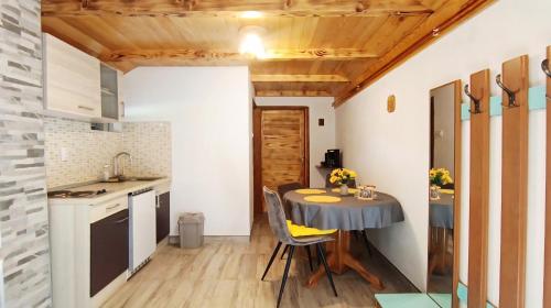 Apartment and room Babe Mare in Krivi Put