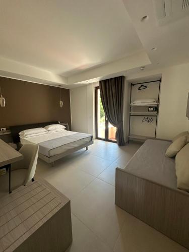 1 queen bed, 1 sofa bed