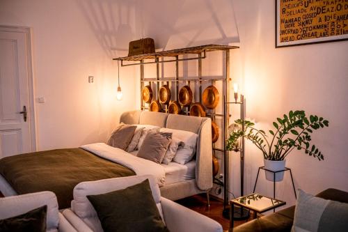 3BR luxury apartment Prague Center near train station – khách sạn tại Tuchlovice