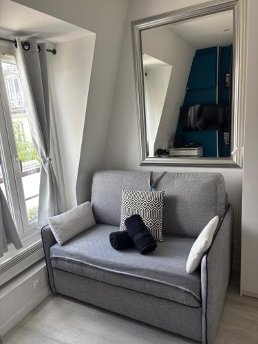 Paris 17ème - STUDIO compact 10m2 -110 sqf - coeur BATIGNOLLES - ideal SOLO traveler