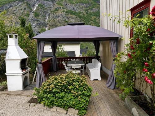 Jardín, FjordNest Årdalstangen with sauna (FjordNest Ardalstangen with sauna) in Ardalstangan