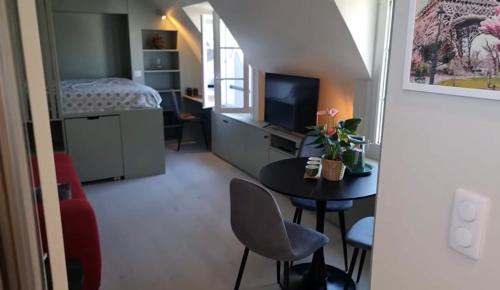 Charmant studio rénové sous les toits en plein centre de Paris