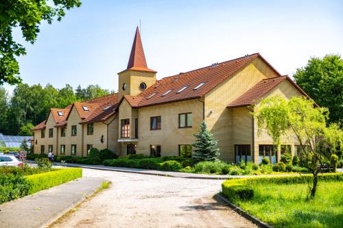Uroczysko Porszewice - Ośrodek Rekolekcyjno-Konferencyjny Archidiecezji Łódzkiej (Uroczysko Porszewice - Osrodek Rekolekcyjno-Konferencyjny Archidiecezji Lodzkiej) in Паб'яніце