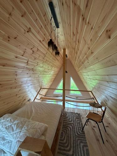 A szálláshely kívülről, Căsuțele H - Cabane A-Frame, Ciubăr, Cheile Doftanei (Casutele H - Cabane A-Frame, Ciubar, Cheile Doftanei) in Breaza