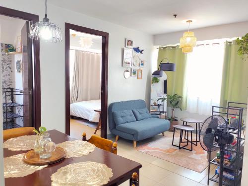 2BR Suite Ridgewood near NAIA Terminal 3, BGC and Venice with Pool, WIFI and Netflix
