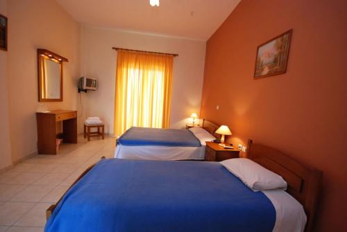 1 double bed, 1 twin bed