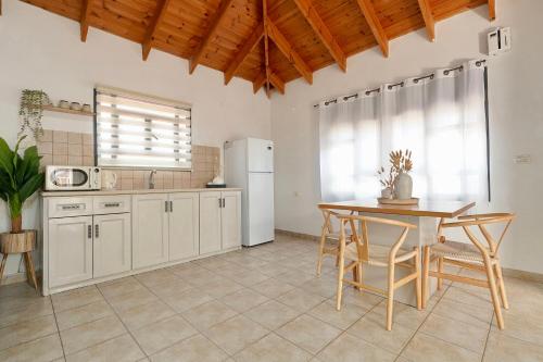ห้องครัว, נוף ליער - Forest View Villa in ซาเฟด