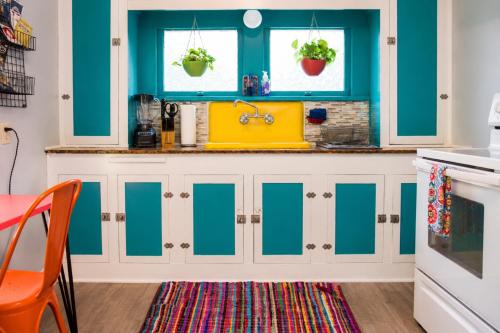 The Bluebird Cottage Style Cabin with Hot Tub near Turner Falls and Casinos in Davis, USA