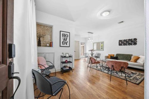 Guestroom, Designer Townhome Near Memorial Park - Sleeps 7 in Houston