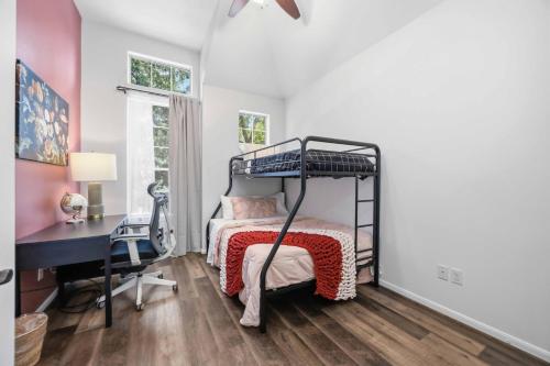 Designer Townhome Near Memorial Park - Sleeps 7 in Houston