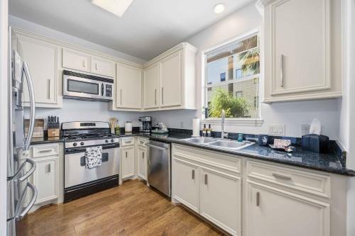 Kitchen, Designer Townhome Near Memorial Park - Sleeps 7 in Houston
