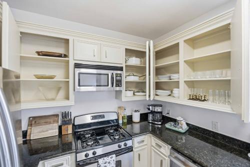 Kitchen, Designer Townhome Near Memorial Park - Sleeps 7 in Houston