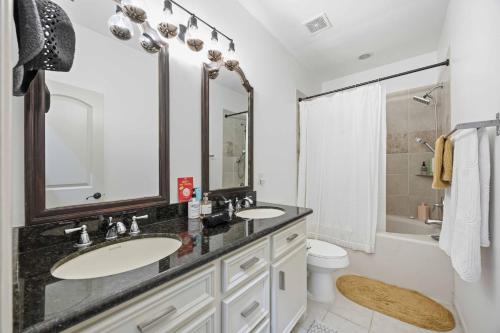 Designer Townhome Near Memorial Park - Sleeps 7 in Houston