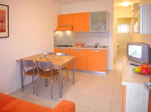 Appartamenti Ai Pini, with beach and pedestrianised town centre within walking distance, covered par in Бибионе