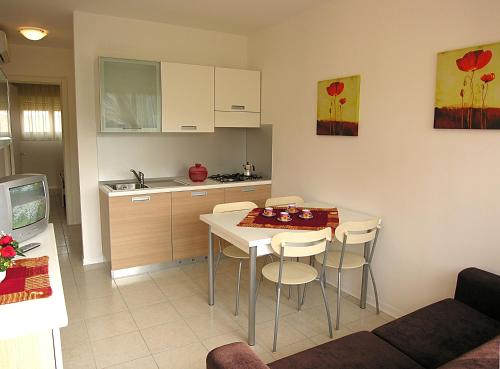 Appartamenti Ai Pini, with beach and pedestrianised town centre within walking distance, covered par in Бибионе