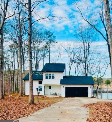 . Lakefront 2BR Getaway