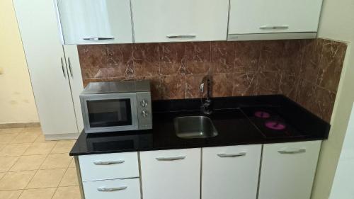 кухня, ℰ`ℋ Hotel - Velipoje rruga nr 7 in Велипоя