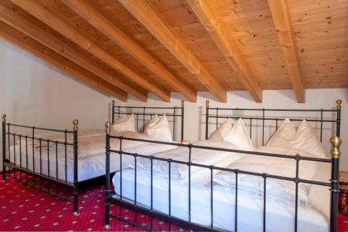 3 double beds