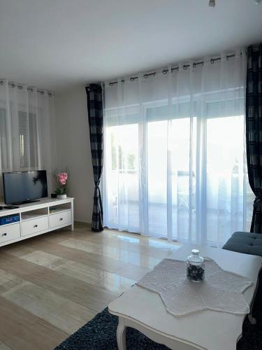 Apartment Cherry s pogledom na more in Dinjiska