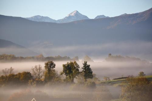 Suite romantique - Bain îlot - Vue Pyrénées – khách sạn tại Lacave