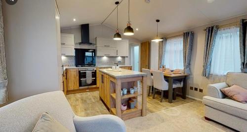 Konyha, Derwent View Luxury Lake Side Caravan Home in Port Carlisle