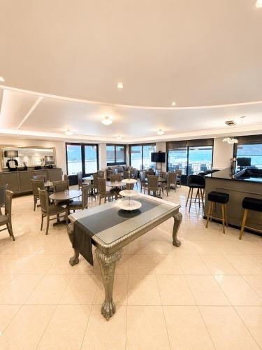 Ionian Hospitality Hotel - Fully Renovated - Seafront in 埃皮斯科波斯