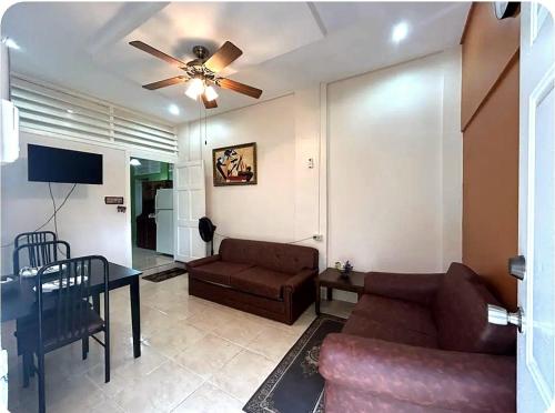 Queen bed POS walk to everything on the Avenue in Woodbrook