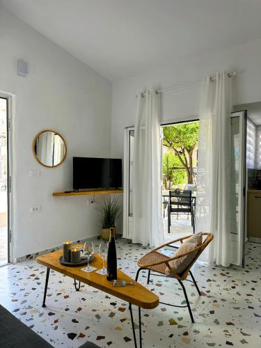 Michalis UrbanHome with parking – khách sạn tại Chania