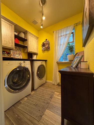 Quaint & Vivacious Room-Queen in Kyle (TX)