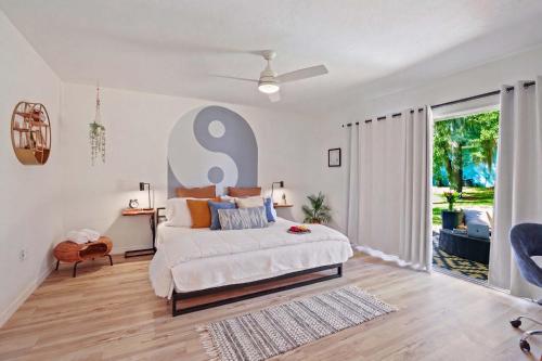 The YinYang - King Bed , Workspace , Full Kitchen, Gainesville