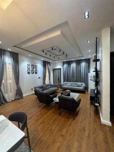 DOD Residence I Cozy 3BR with Fast Wifi - image 3