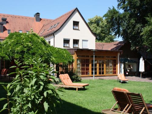 Caritashaus St. Elisabeth 8.8km von Erharting entfernt