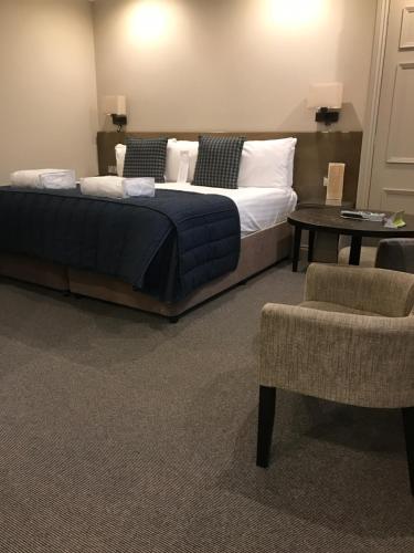 Crown & Mitre Hotel - image 6