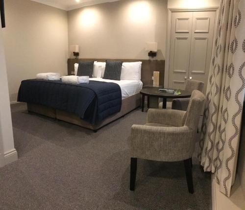 Crown & Mitre Hotel - image 4