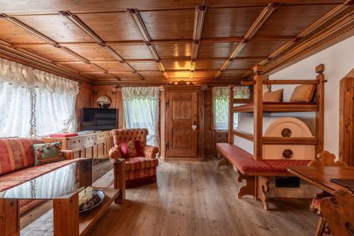 Casa Chalet Cortina, Spacious Living and Dolomite Views