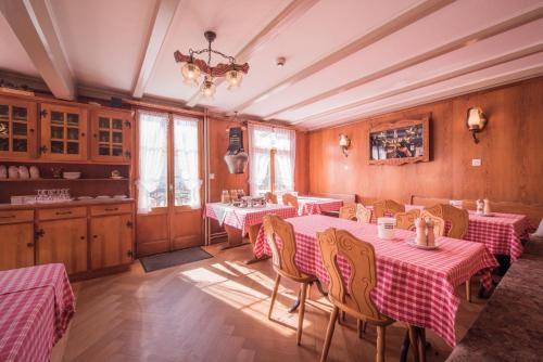 Restaurant, Gasthof Schonegg B&B in Ringgenberg