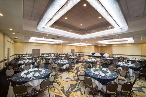Ruang pertemuan/ballroom, Radisson Hotel Santa Maria in Santa Maria (CA)